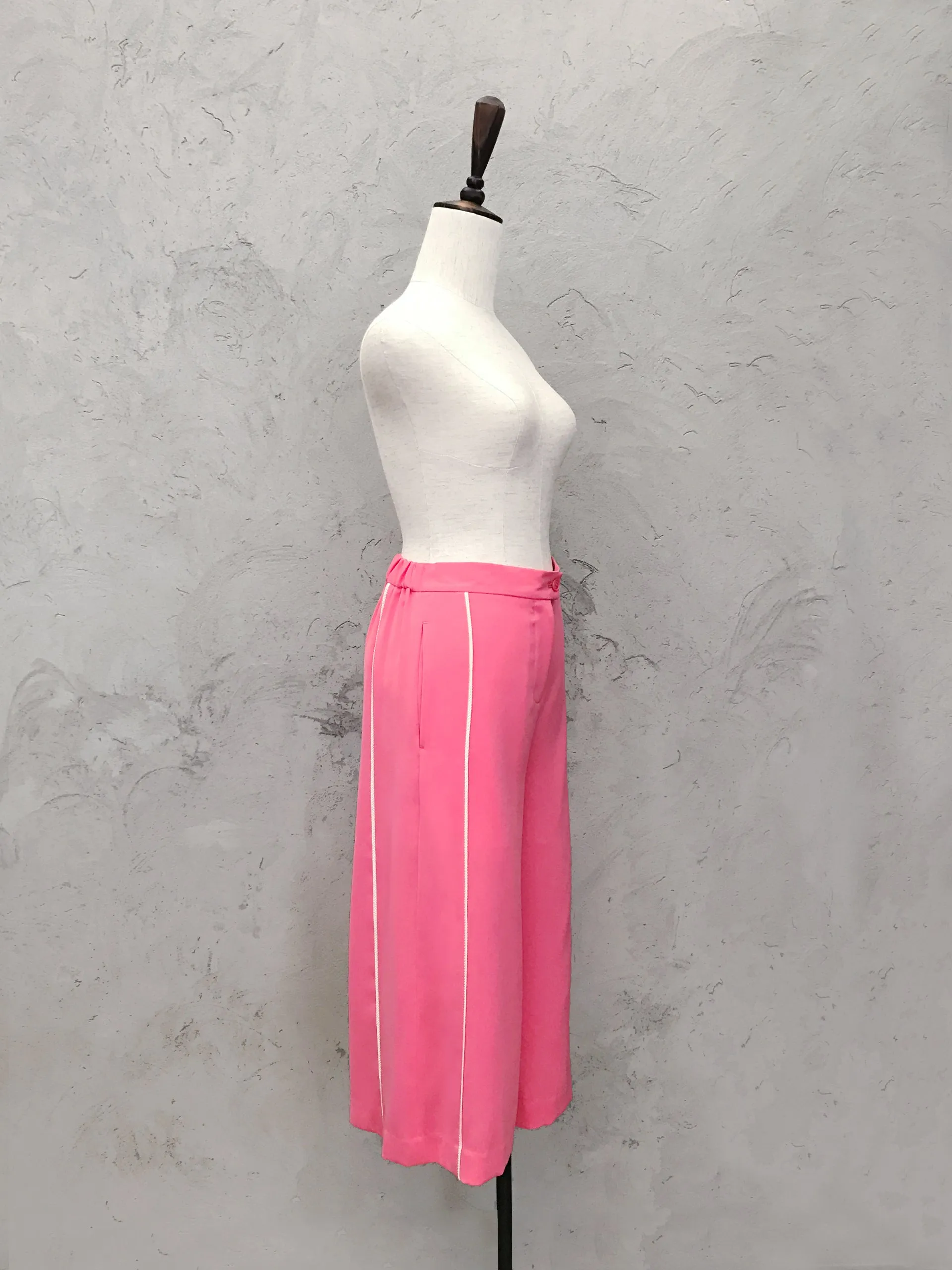 SPECIAL! Edge Piping Cropped Pink Trousers